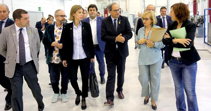 El presiente de la Generalitat, Quim Torra (c), junto a la consejera Àngels Chacón (i) y la aún directora del Centro de FP de Automoción de Martorell, Teresa Casanovas (2d) / GENCAT