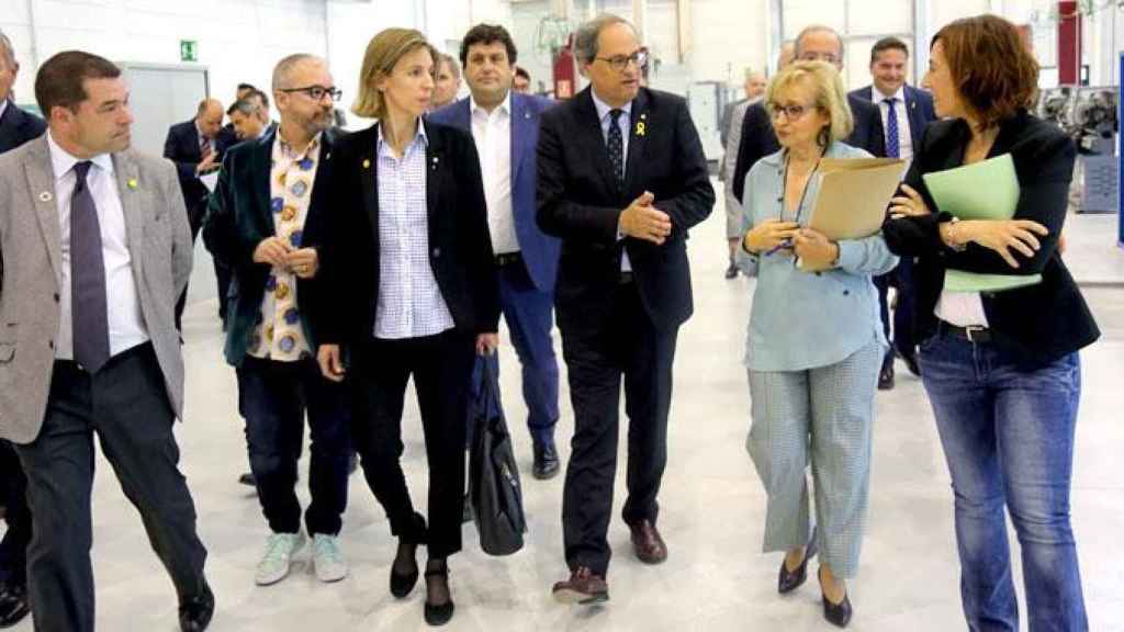 El presiente de la Generalitat, Quim Torra (c), junto a la consejera Àngels Chacón (i) y la aún directora del Centro de FP de Automoción de Martorell, Teresa Casanovas (2d) / GENCAT