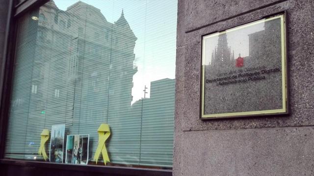 Lazos amarillos en la sede del departamento de Políticas Digitales de la Generalitat / CG