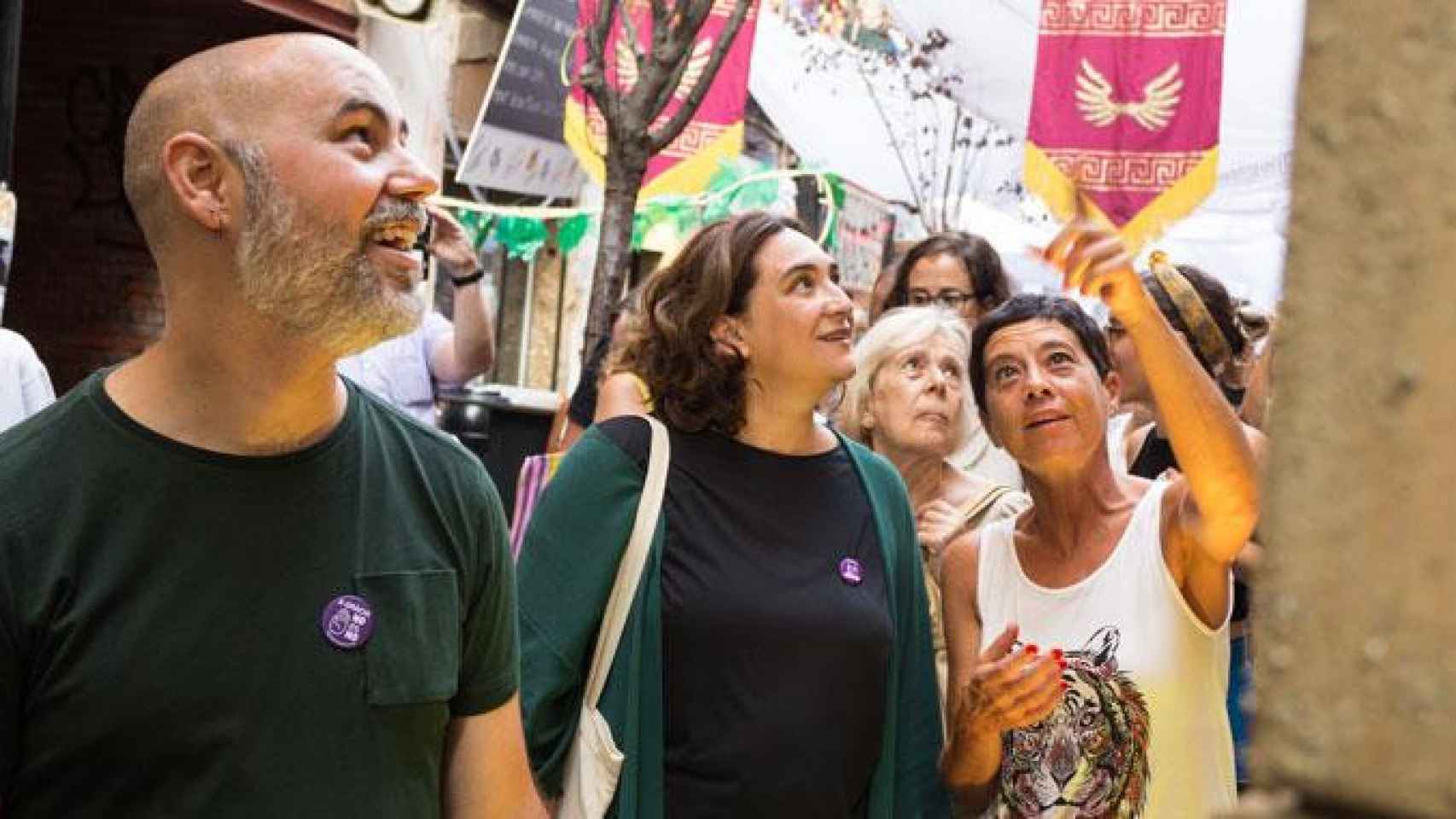 La alcaldesa de Barcelona, Ada Colau (c), junto a uno de sus concejales más cercanos, Eloi Badia (i), en la fiesta mayor de Gràcia / AJ BCN