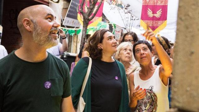 La alcaldesa de Barcelona, Ada Colau (c), junto a uno de sus concejales más cercanos, Eloi Badia (i), en la fiesta mayor de Gràcia / AJ BCN