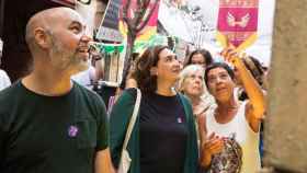 La alcaldesa de Barcelona, Ada Colau (c), junto a uno de sus concejales más cercanos, Eloi Badia (i), en la fiesta mayor de Gràcia / AJ BCN