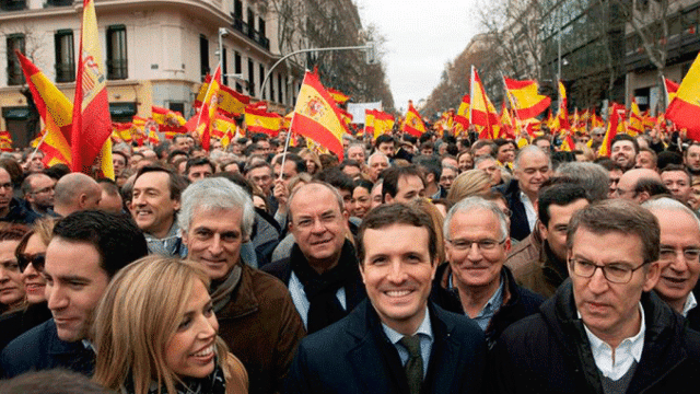 Pablo Casado, presidente del PP, rodeado de banderas de España en la manifestación de la plaza de Colón en Madrid / EFE