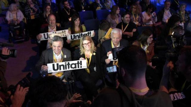 Antoni Morral (i), el nuevo secretario general de la Crida Nacional de Carles Puigdemont, junto a Elsa Artadi y Ferran Mascarell / CRIDA