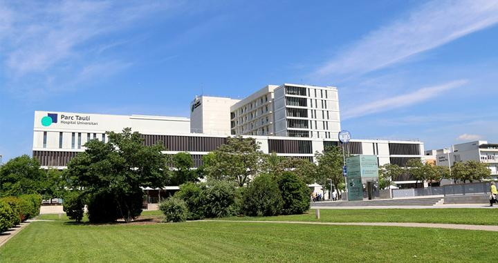 Fachada del Hospital Par Taulí de Sabadell, donde se cerrará la unidad de oncología infantil / CG