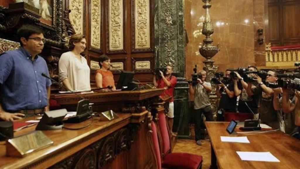 Ada Colau y Gerardo Pisarello en un pleno del Ayuntamiento / EFE