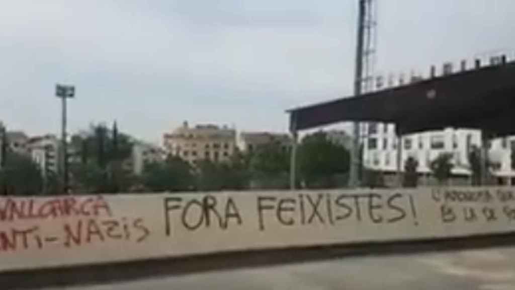 Una imagen de las pintadas independentistas en los alrededores de la pantalla gigante de la Selección