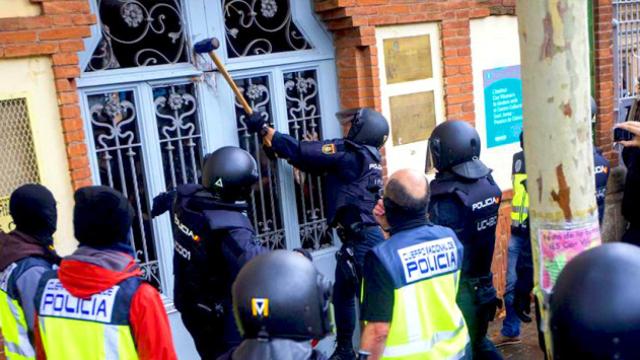 Agentes antidisturbios de la Policía Nacional a las puertas del Instituto Can Vilumara de L'Hospitalet de Llobregat / EFE