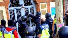 Agentes antidisturbios de la Policía Nacional a las puertas del Instituto Can Vilumara de L'Hospitalet de Llobregat / EFE