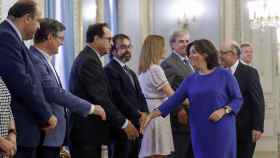 Soraya Sáenz de Santamaría saluda a los representantes de las ccaa en la conferencia de seguimiento de la última reunión de presidentes / EFE