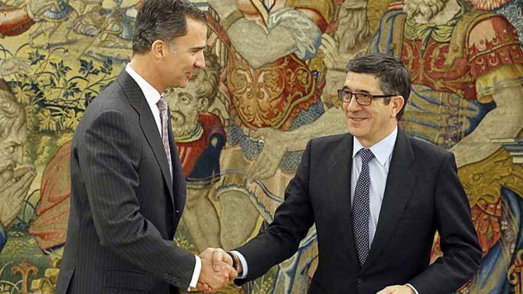 El rey Felipe VI, este lunes en el Palacio de la Zarzuela, con el presidente del Congreso, Patxi López.