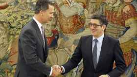 El rey Felipe VI, este lunes en el Palacio de la Zarzuela, con el presidente del Congreso, Patxi López.