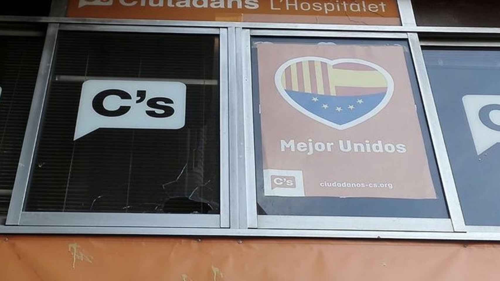 Ciudadanos ha divulgado por Twitter los desperfectos ocasionados por el ataque a su sede en Hospitalet del Llobregat (Barcelona)