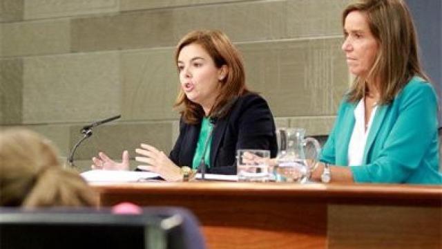 La vicepresidenta del Gobierno, Soraya Sáenz de Santamaría, y la ministra de Sanidad, Servicios Sociales e Igualdad, Ana Mato, en una rueda de prensa posterior al Consejo de Ministros