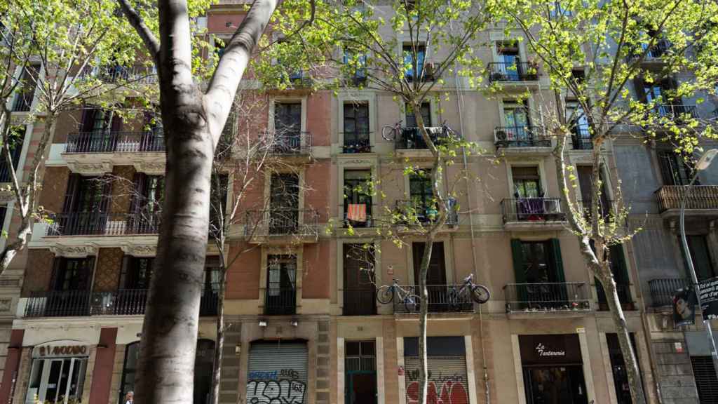 Edificio okupado en la calle Muntaner de Barcelona / CRÓNICA GLOBAL