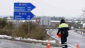 Imagen de archivo de un control de carretera en la localidad de Alfés, en Lleida / EFE