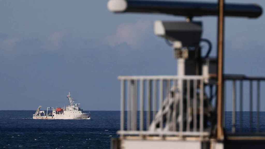 Una embarcación marina maniobra lejos del lugar donde se creía que el ejército chino realizaba un simulacro de fuego real, desde la costa de la ciudad de Nuevo Taipei, en Taiwán / EFE - EPA - RITCHIE B. TONGO