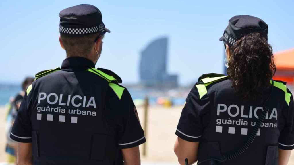 Dos agentes de la Guardia Urbana en la Barceloneta / EUROPA PRESS