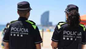 Dos agentes de la Guardia Urbana en la Barceloneta / EUROPA PRESS