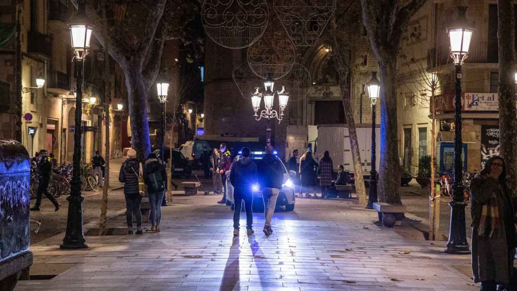 La Guardia Urbana informan a los viandantes sobre el toque de queda en Barcelona / EUROPA PRESS