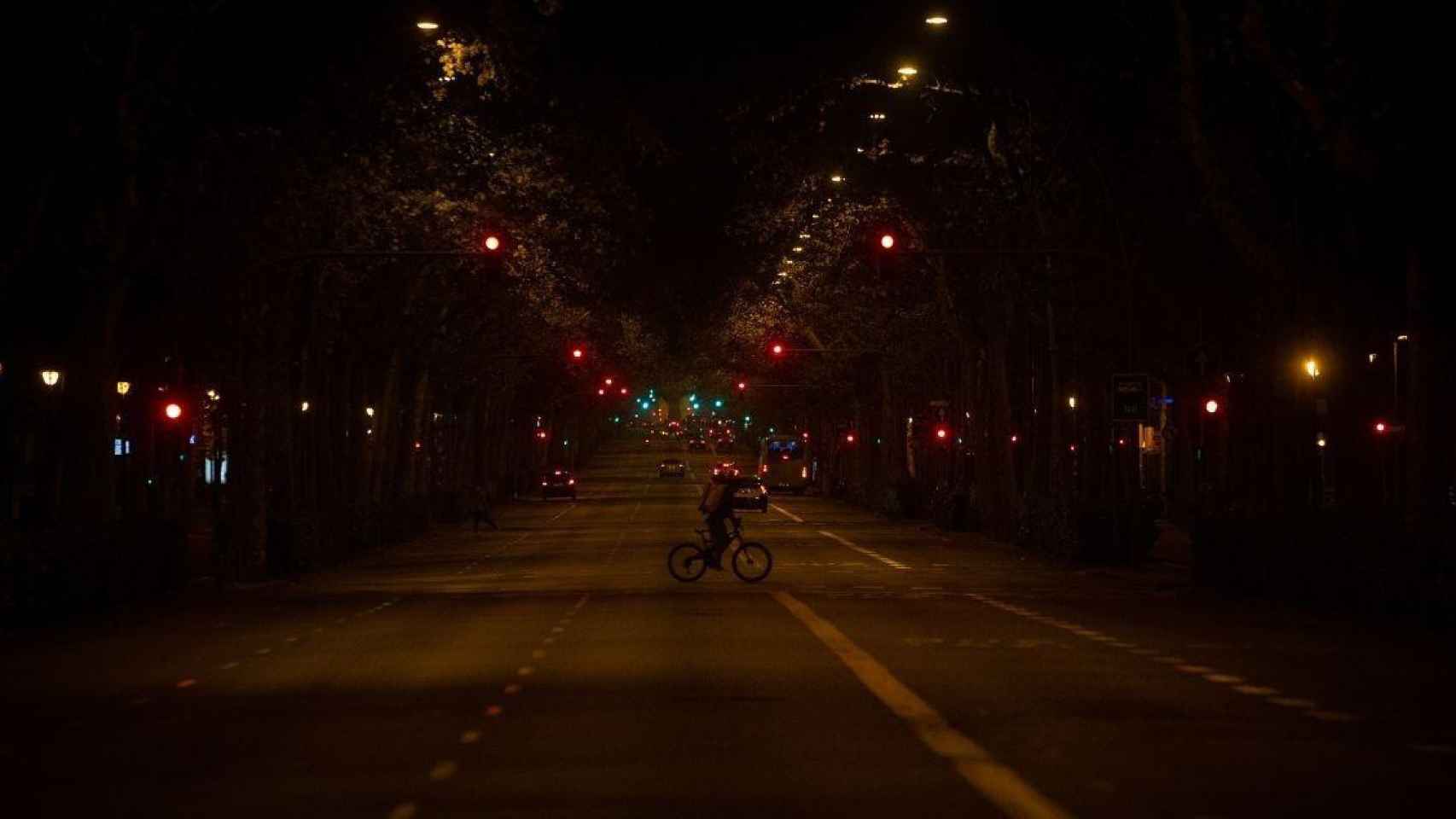 Gran Via de noche, durante el primer estado de alarma / EP