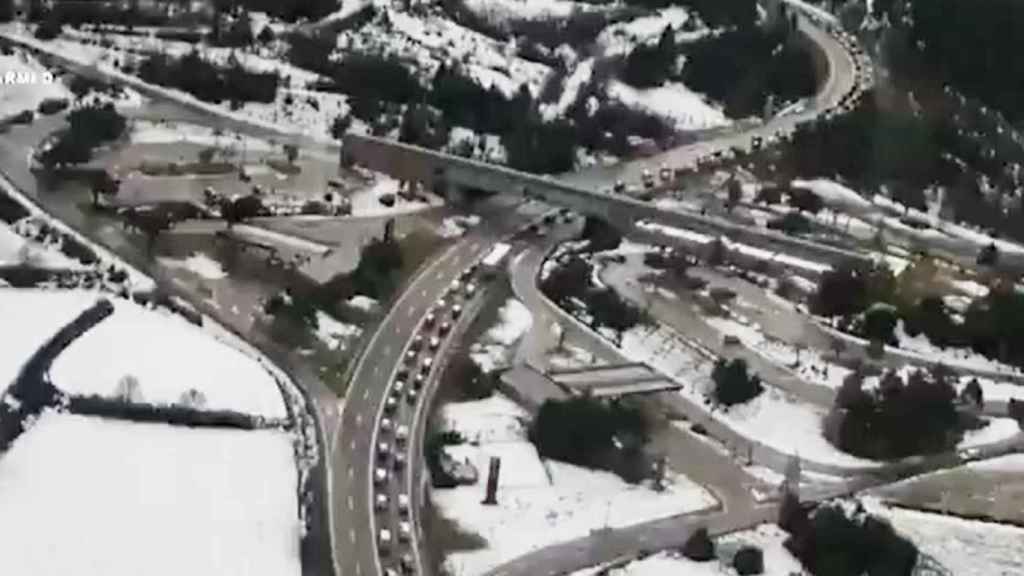 Colas kilométricas a la entrada del túnel del Cadí durante la operación retorno del puente de la Constitución / SCT