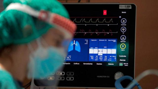 Una sanitaria con mascarilla en un hospital catalán / EFE