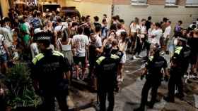 Varias personas participan en un botellón en Barcelona, como ha ocurrido este fin de semana / EFE