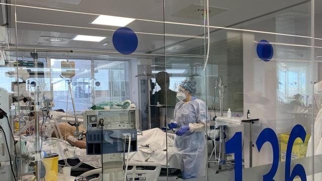 Personal sanitario atiende a un paciente de coronavirus / EP