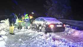 Coche atrapado por la nevada en Gandesa / MOSSOS D'ESQUADRA