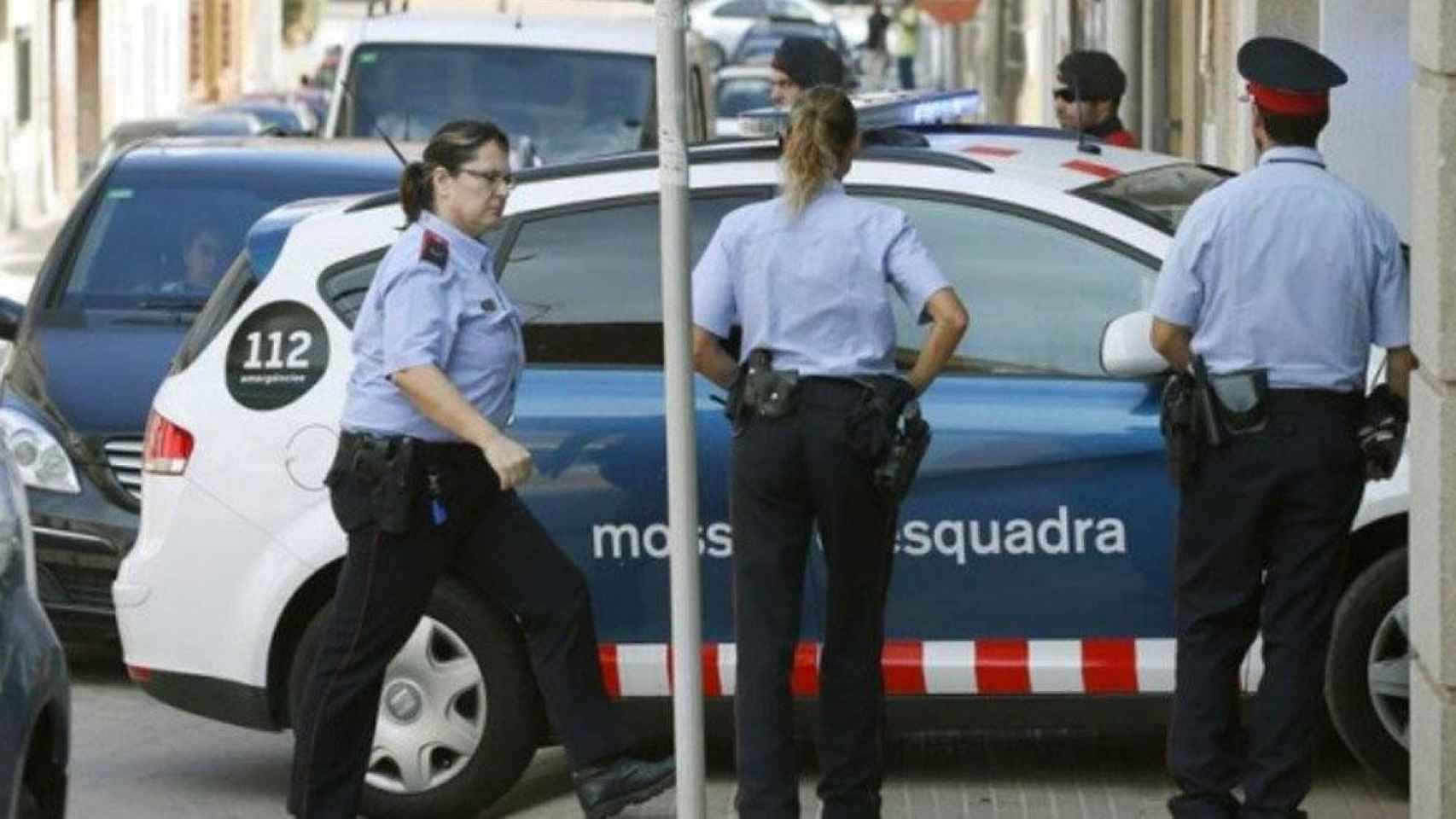 Agentes de los Mossos en una imagen de archivo de la detención de un ladrón / EFE