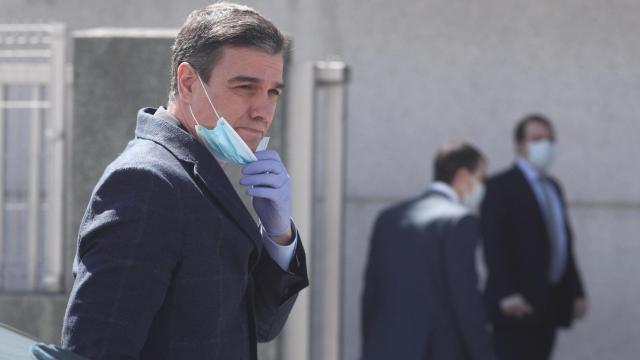 El presidente del gobierno, Pedro Sánchez, protegido con mascarilla durante la visita que ha realizado a las instalaciones interiores de la empresa Hersill / EUROPA PRESS
