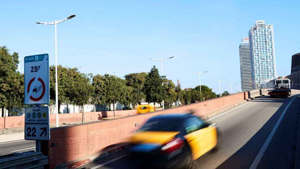 Vista de la Ronda Litoral de Barcelona con los carteles informativos de la Zona de Bajas Emisiones de Barcelona / EFE