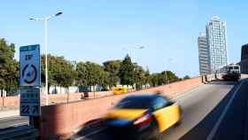 Vista de la Ronda Litoral de Barcelona con los carteles informativos de la Zona de Bajas Emisiones de Barcelona / EFE