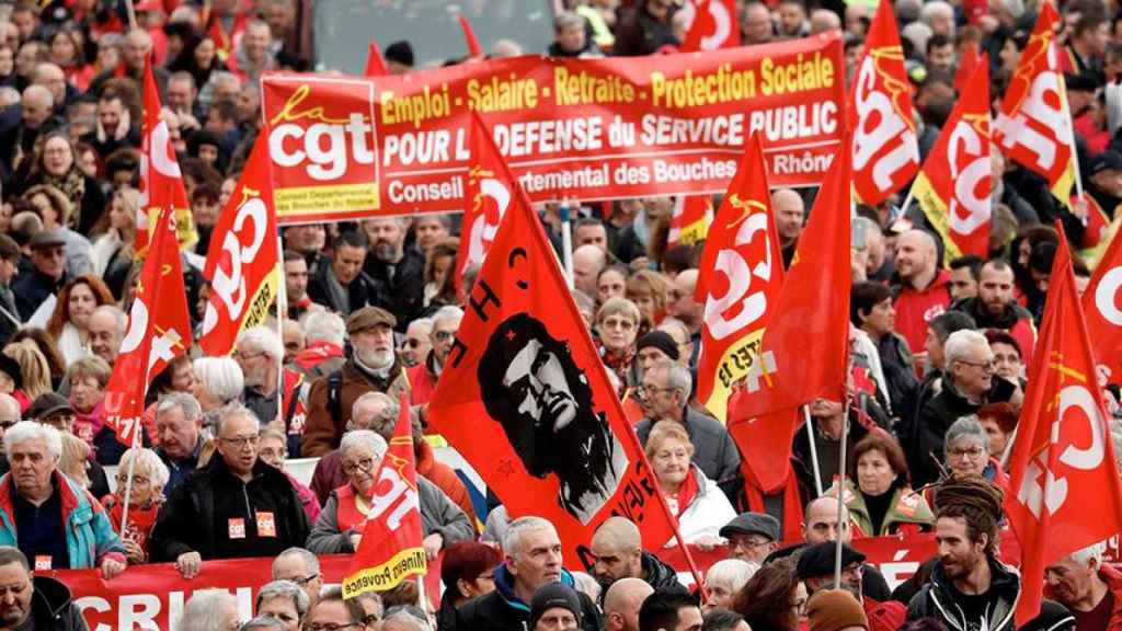 Empleados de empresas públicas y privadas sostienen pancartas durante una manifestación en el marco de la huelga general francesa contra la reforma de las pensiones / EFE