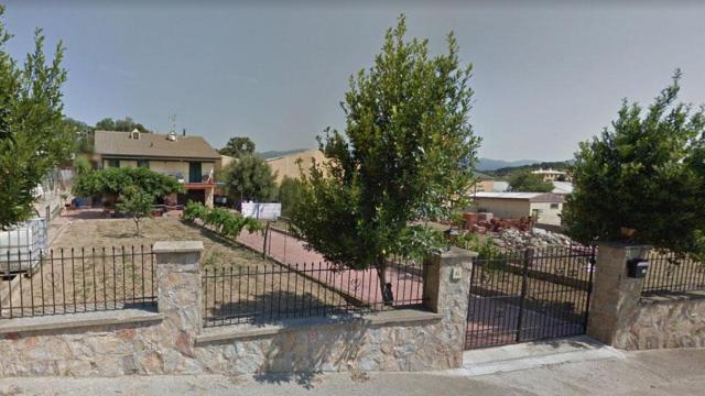 La vivienda de la calle Canigó de Capmany donde se ha producido un herido crítico tras un incendio / GOOGLE MAPS