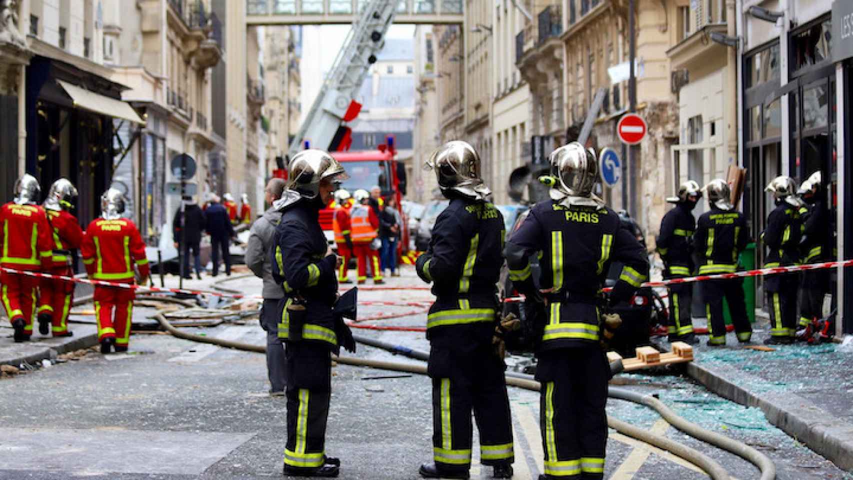 Bomberos trabajando tras la explosión de una panadería en París /  Christophe Castaner