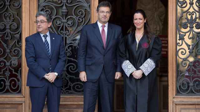 El ministro de Justicia, Rafael Catalá, Enric Millo y la decana del colegio de abogados de Barcelona, Maria Eugenia Gay / EFE