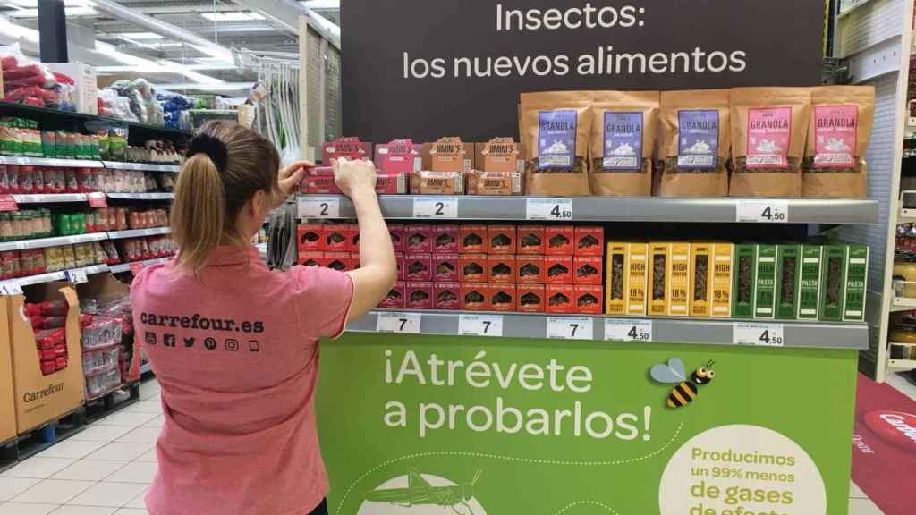 Una foto de archivo del nuevo stand de Carrefour con alimentos hechos a base de insectos