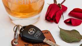 Un whisky, la llave de un coche y una rosa marchita