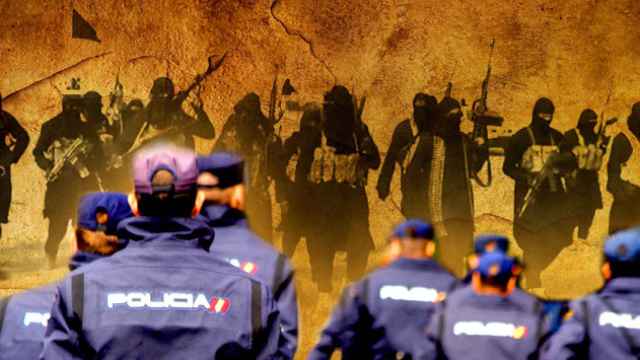 Agentes de la Policía Nacional frente a terroristas del Estado Islámico / FOTOMONTAJE CG