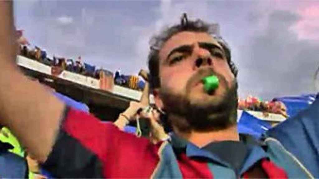 Aficionados pitando al himno nacional de España y al Rey Felipe VI durante la final de la Copa del Rey de 2015 en el Camp Nou