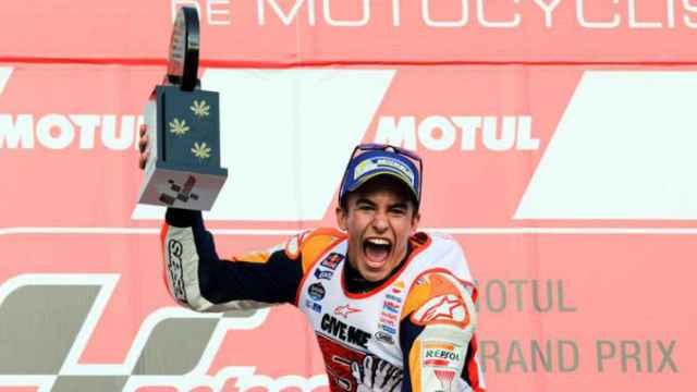 Marc Márquez celebra su título como campeón del mundo de MotoGP, el tercero de su carrera, en Motegi, Japón / EFE