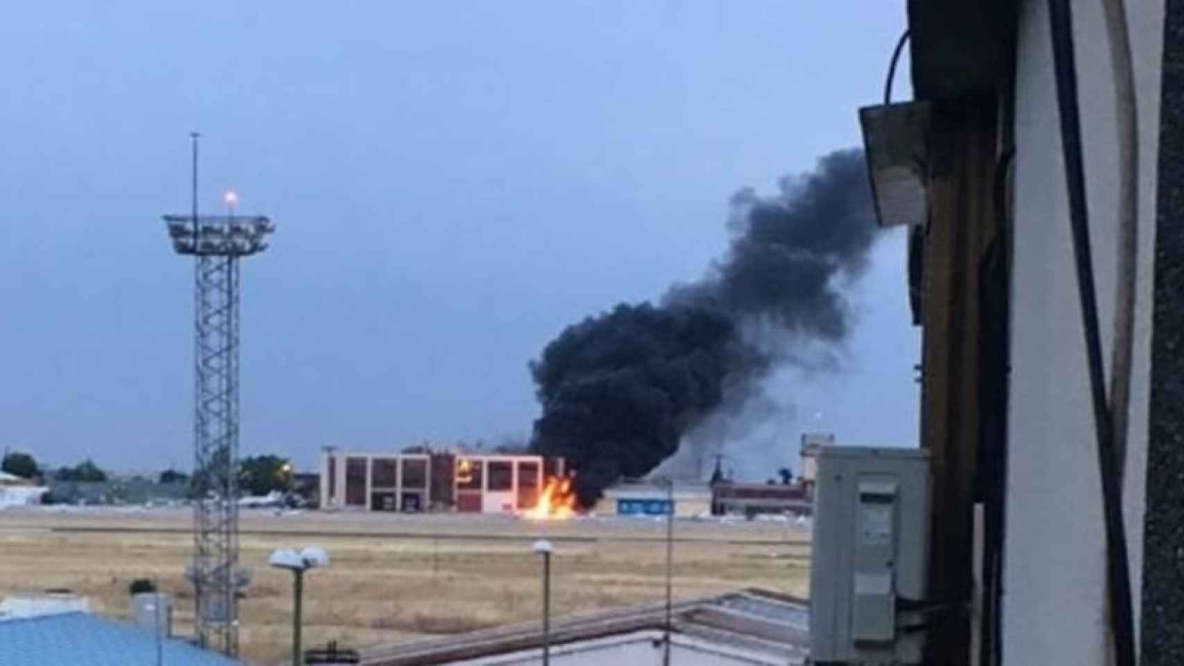 Imagen del fuego producido al estrellarse la avioneta en Cuatro Vientos, Madrid.