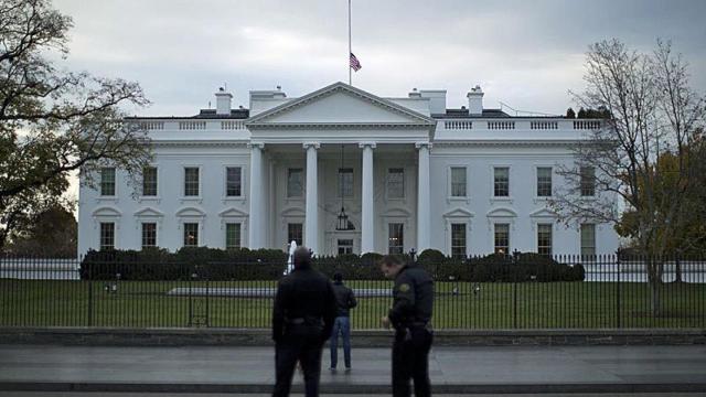 Dos policías en las inmediaciones de la Casa Blanca, en Washington (EEUU).