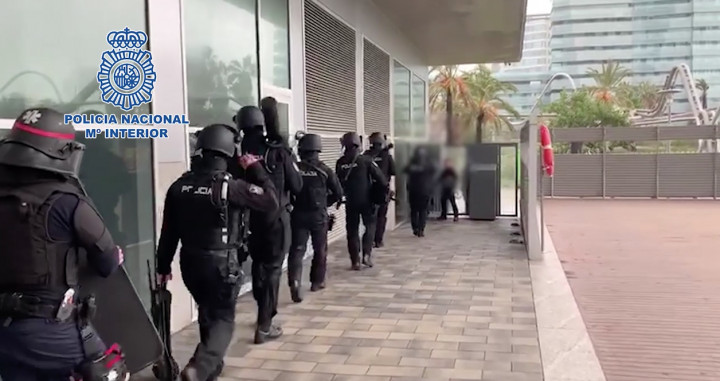 Agentes de la Policía Nacional durante el operativo para detener al fugitivo / POLICÍA NACIONAL