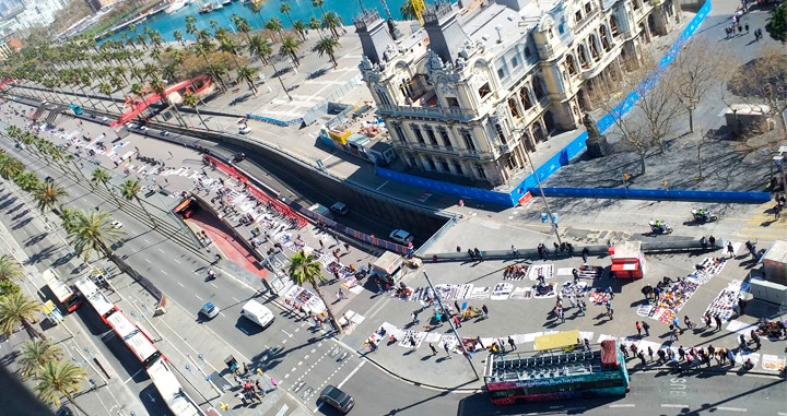 Manteros ocupando buena parte de los alrededores del Monumento a Colón en Barcelona / CG