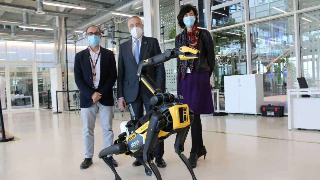 El robot de Alysis junto a los representantes de la empresa y el delegado de la Zona Franca y presidente de DFactory Barcelona, Pere Navarro / CZFB