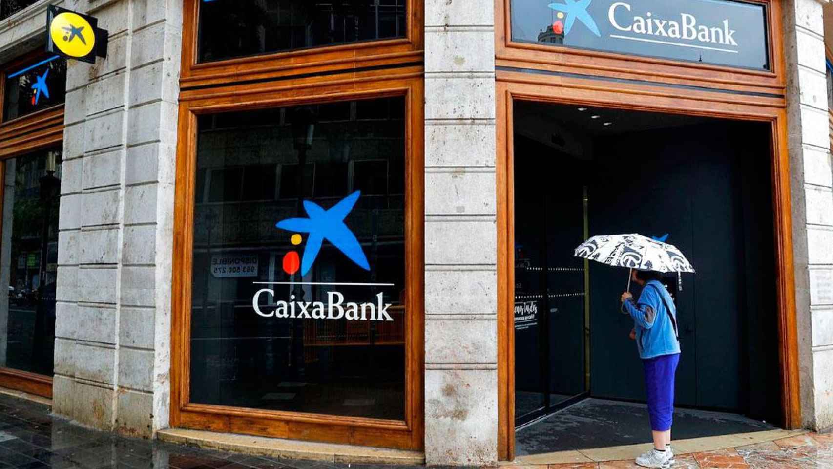 Imagen de una sucursal de Caixabank / EFE