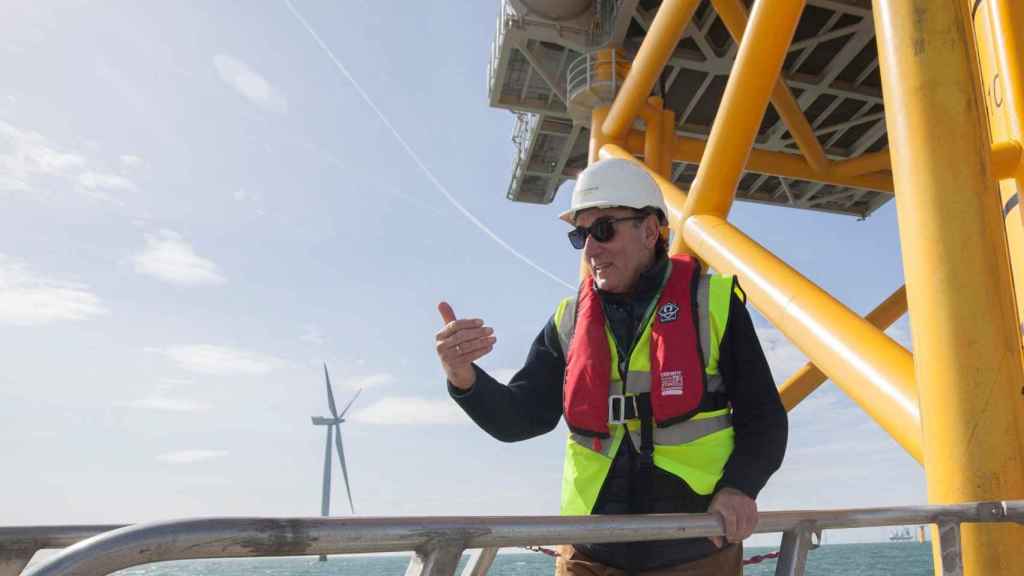 El presidente de Iberdrola, Ignacio Galán, en el parque eólico marino de West of Duddon Sands / IBERDROLA